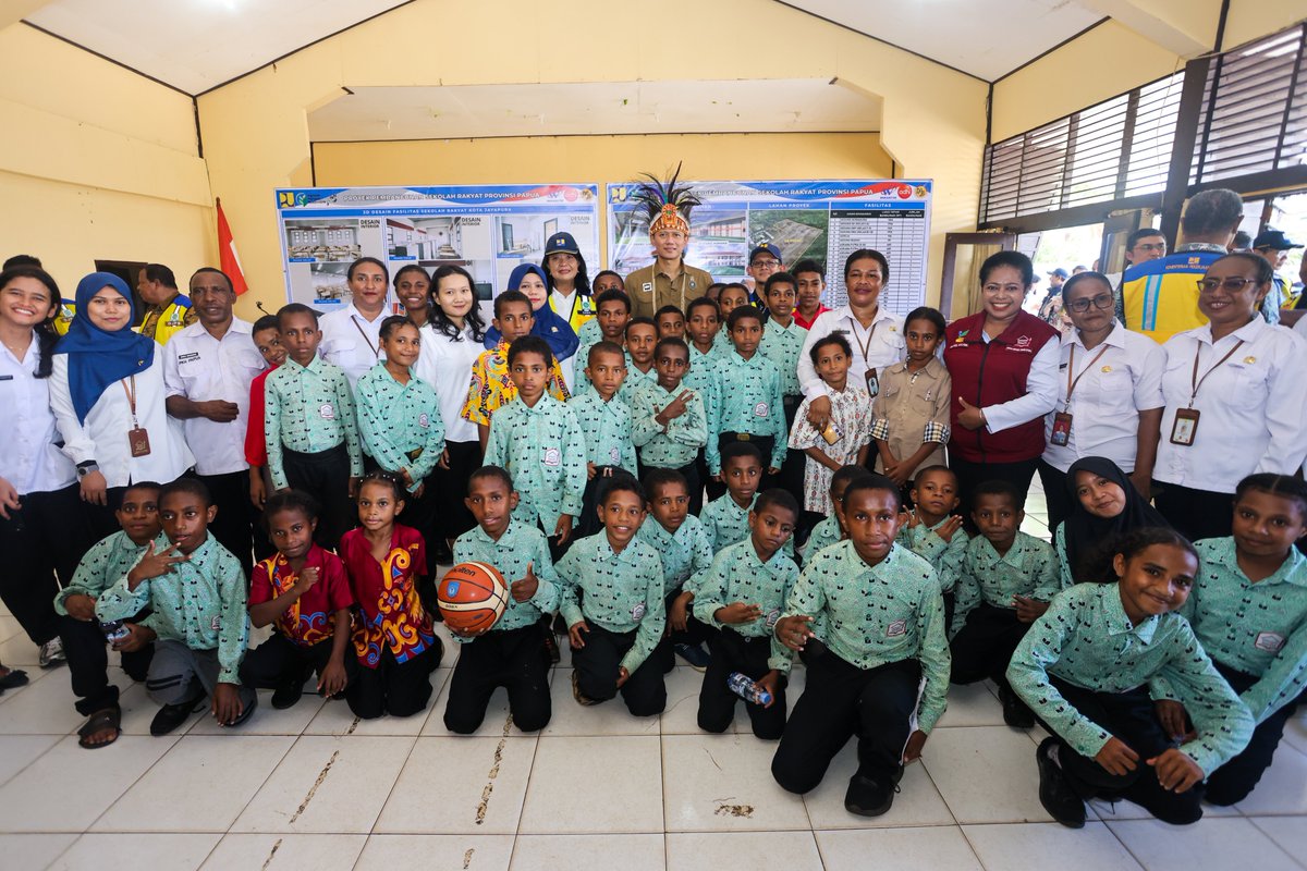 AgusYudhoyono's tweet photo. Dalam menyukseskan program prioritas pemerintahan Presiden @prabowo Subianto untuk memutus rantai kemiskinan dan memperluas kesempatan bagi generasi penerus bangsa, Jumat pagi (18/9) kami meninjau langsung lokasi Sekolah Rakyat Terpadu/Terintegrasi di Jayapura, Papua.

Pembangunan Papua bukan hanya tentang menghadirkan infrastruktur, tetapi juga memastikan setiap anak memiliki kesempatan yang semakin luas untuk belajar, berkembang, dan meraih cita-citanya. Melalui pembangunan Sekolah Rakyat Terintegrasi berkapasitas sekitar 2.500 siswa, lengkap dengan asrama, ruang belajar dari SD hingga SMA, fasilitas olahraga, hingga rumah susun guru, kita ingin membuka lebih banyak ruang bagi anak-anak Papua untuk mengembangkan potensi terbaik mereka.

Saya sangat terharu mendengar langsung anak-anak kita dengan penuh semangat bercerita bahwa kehadiran Sekolah Rakyat meringankan beban keluarga sekaligus memotivasi mereka untuk terus belajar dan menggapai cita-cita. Semangat mereka menjadi pengingat bagi kita semua untuk terus menghadirkan pembangunan yang manfaatnya benar-benar dirasakan masyarakat.

Terima kasih kepada Wakil Menteri Pekerjaan Umum Ibu Diana Kusumastuti beserta jajaran Kementerian PU, baik di pusat maupun di Papua; Gubernur Papua Bapak Mathius Derek Fakhiri; Wali Kota Jayapura Bapak Abisai Rollo; Bupati Jayapura Bapak Yunus Wonda; serta Kepala Sekolah Ibu Abigail Kalami dan Ibu Janet atas dedikasi dan kolaborasinya dalam mengawal pembangunan di Papua.

Mari terus bergandengan tangan, membuka kesempatan seluas-luasnya bagi generasi penerus, dan bersama-sama membangun masa depan Papua yang semakin maju, adil, dan sejahtera.