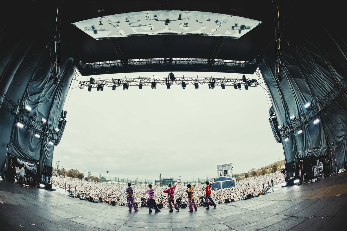 TOMOKAtwjp's tweet photo. ロッキンいっぱい流れてきて
留守番組としてもとてもうれしい

この写真みて雨の中すごい人だなーと
思って
本当にうれしい

たくさんの人が楽しんで帰ってくれてたと思う

いつか息子と一緒に５人に会える日を
待ちわびて
日々頑張る！ https://t.co/DVC2mm4Kf8