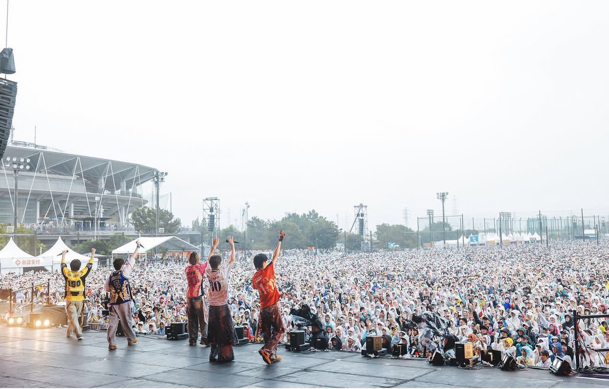TOMOKAtwjp's tweet photo. ロッキンいっぱい流れてきて
留守番組としてもとてもうれしい

この写真みて雨の中すごい人だなーと
思って
本当にうれしい

たくさんの人が楽しんで帰ってくれてたと思う

いつか息子と一緒に５人に会える日を
待ちわびて
日々頑張る！ https://t.co/DVC2mm4Kf8