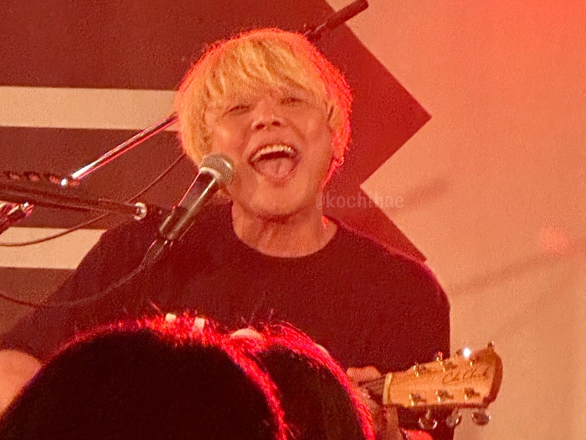 kochihae's tweet photo. 昨日は遠藤正明さんvs影山ヒロノブさんのアコギライブに参戦！
チケットを取ってくれた友人に感謝感謝です

なんと撮影OK❗️
こういうラッキーがあるから、いつも高い(≒カメラ性能の良い)スマホが欲しい https://t.co/FE88COeW2D
