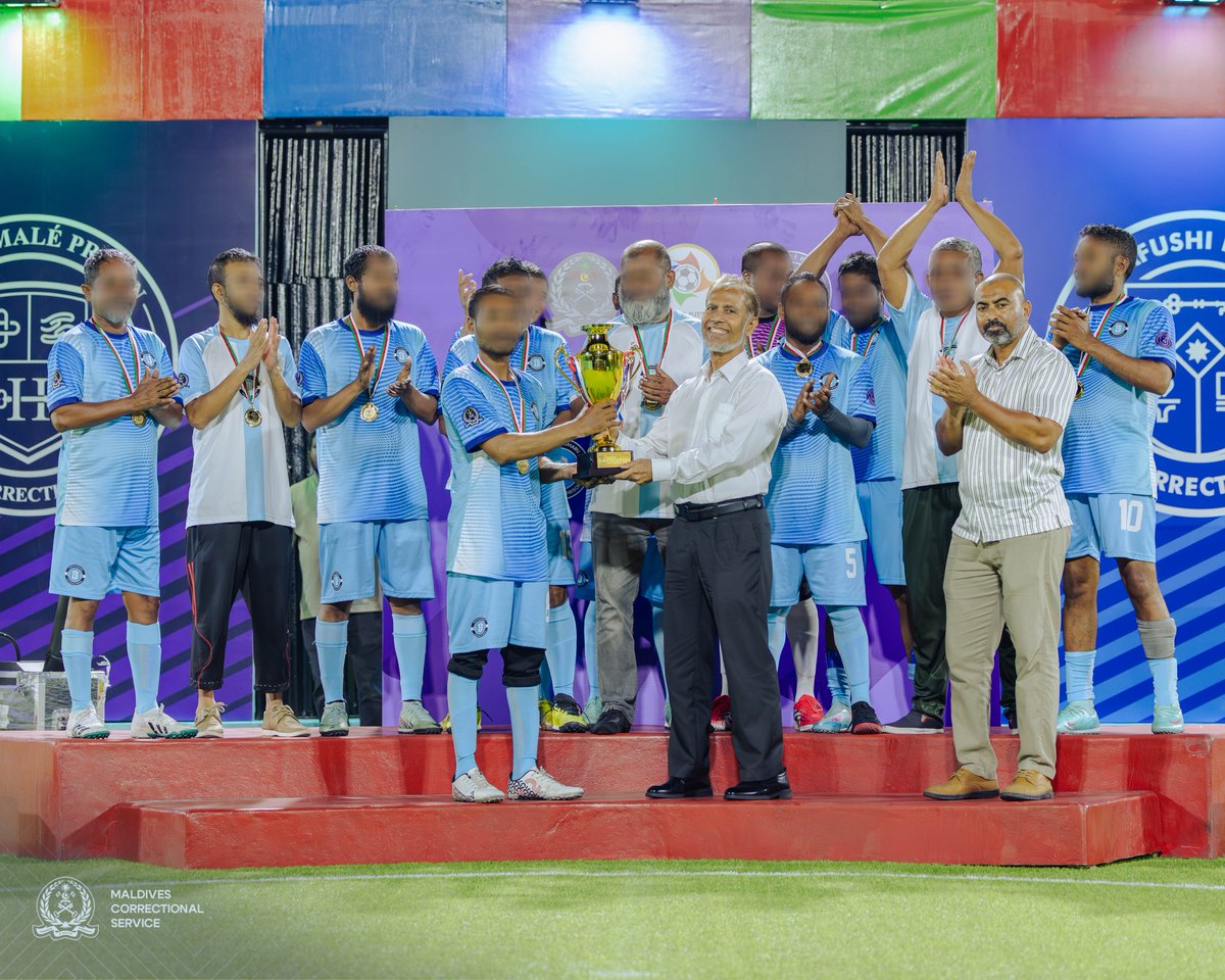 CorrectionsMv's tweet photo. ޕްރިޒަން ކްލަބާއި ހުޅުމާލޭ ޖަލު ގުޅިގެން، އެ ޖަލުގެ ޤައިދީންނަށް ޚާއްސަކޮށް "އިންމޭޓްސް ވަން ޑޭ ކަޕް 2026" އިއްޔެ ބާއްވައިފި. މި އިވެންޓްގައި ޤައިދީންގެ ހަތަރު ޓީމުން ބައިވެރިވެ، ވަރަށް ފޯރިގަދަ މެޗްތައް ކުޅެފައިވޭ. މި އިވެންޓްގައި ކޮމިޝަނަރ އޮފް ޕްރިޒަންސް ޙަސަން ޒަރީރުއާއި ކަރެކްޝަންސްގެ އިސް ބޭފުޅުންގެ އިތުރުން، ޝަރަފްވެރި މެހެމާން، ނެޝަނަލް އިންޓެގްރިޓީ ކޮމިޝަންގެ ރައީސް އަލްއުސްތާޛް ޝުއައިބު ޢަބްދުއްރަހްމާން އާއި އިންސްޕެކްޓަރ އޮފް ކަރެކްޝަންސް އަލްއުސްތާޛާ ޢާޝަޔަތު ޝިޢުނާ ބައިވެވަޑައިގެންނެވި. މި އިވެންޓްގެ ފައިނަލް މެޗް ކުޅުނު ދެ ޓީމުގައި ހިމެނުނު ޤައިދީންގެ ޢާއިލާތަކުން ވަނީ މެޗް ބައްލަވައިލައްވައި، އެ އުފަލުގައި ޝާމިލްވެވަޑައިގެންފައި.  މިއީ ކަރެކްޝަންސްއިން ޤައިދީން ރިހެބިލިޓޭޓްކުރުމަށް ކުރާ މަސައްކަތްތަކުގެ ތެރެއިން ކުރިއަށްގެންދިޔަ އިވެންޓެއް.
@NIC_Maldives @HomeMinistrymv