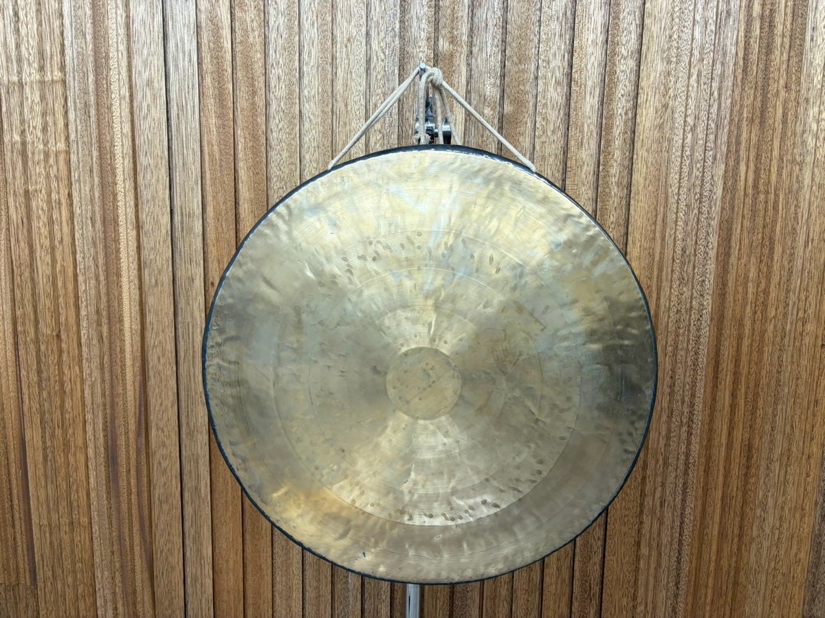studioshinki's tweet photo. 東京パーカッションの #打楽器アーカイブ 

本日はスタジオSHINKIに数枚あるtam-tam！銅鑼です✨
私の大好きな楽器の1つです🥰

普段皆さんがよく見られる大っきい銅鑼ですが色々なサイズ感、様々な音色があります♪
たたく場所で音が変わるのはもちろんですが、奏法によっても出る音色や響きのバリエーションがあり、大きい音のイメージがありますが実は繊細さも兼ね備えてるんです💡

例えば鉄の棒やスーパーボールで擦ってみたり…たたきながら水の中に入れて音程を変化させたり💧…硬いマレットでたたくこともありますね❕

そんな想像力も掻き立てられるのも魅力の１つです😆

あれ、、よーくみるとうっすら見覚えのある線がありますね…👀

#銅鑼　#特殊奏法