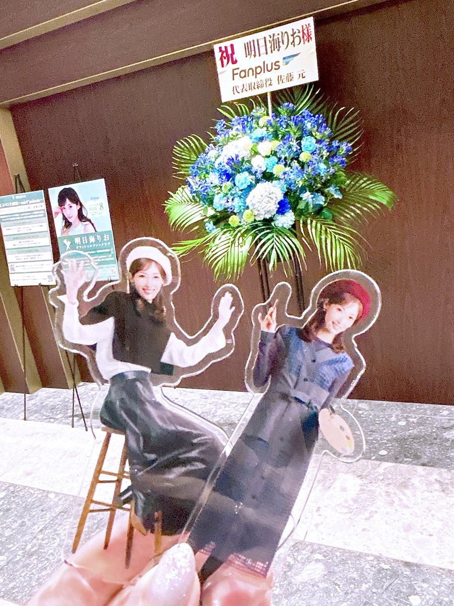 raylove2008's tweet photo. 雨の中到着☔
本日は2階席！！
客席降りはモニター見るわよ！💪

てかこのグッズ展示の横にあるキャリーケース誰かの私物でここに置いてどっか行ってるのかと思ってたけど、これもグッズ展示だわ🥹笑
誰かのかと思った笑
#みりぱれ https://t.co/dsjgSWzN85