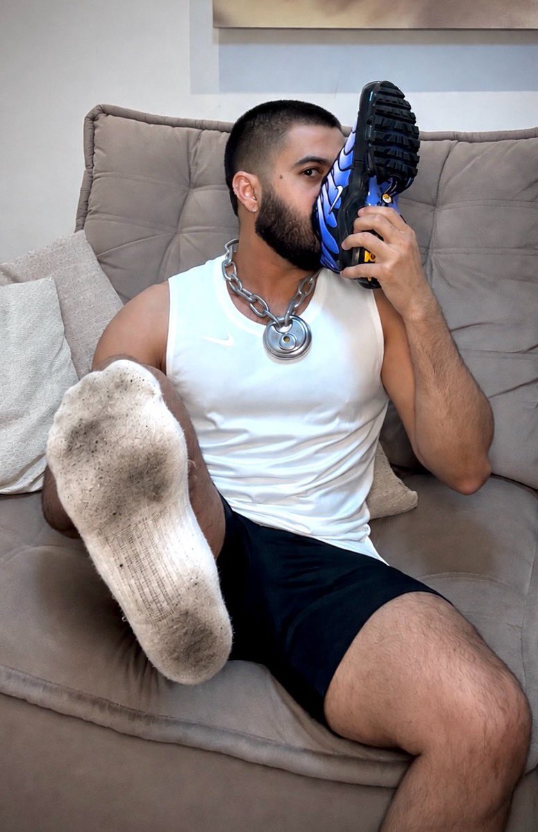 joao_alvesof's tweet photo. A real pig knows that worn-out sneakers and socks have a different flavor. 🐷👟😈

🔗 - https://t.co/0Lm0ipatxZ https://t.co/QLVINiCfnN