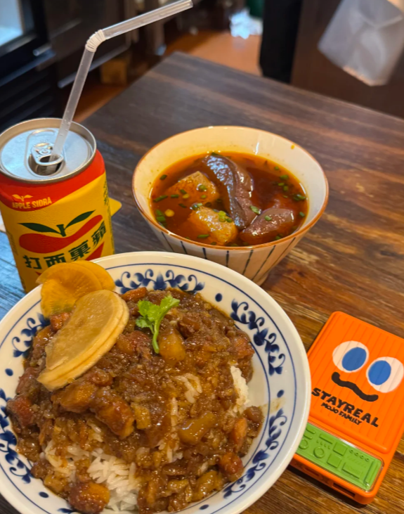 kkdnb7's tweet photo. 誰能拒絕一碗地道臺式鹵肉飯✨鹵肉軟爛油潤，醬汁裹滿每一粒米飯，配香辣鴨血豆腐，再來一罐蘋果西打，酸甜解膩。簡單一餐，滿滿煙火氣，一口就吃出臺式風味的幸福感。

#臺式鹵肉飯 #臺灣美食探店 https://t.co/R0ZNRdN5RJ