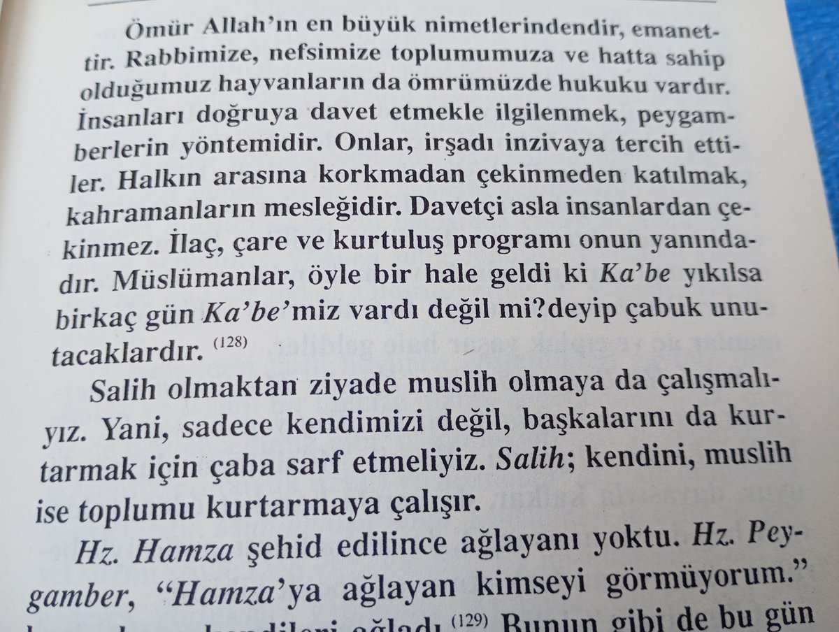 TufanAcoglu01's tweet photo. Ömür Allah’ın en büyük nimetlerindendir, emanettir.

Rabbimize, nefsimize, toplumumuza ve hatta sahip olduğumuz hayvanların da ömrümüzde hukuku vardır. İnsanları doğruya davet etmekle ilgilenmek, peygamberlerin yöntemidir. Onlar, irşadı inzivaya tercih ettiler. Halkın arasına korkmadan çekinmeden katılmak, kahramanların mesleğidir. 

Davetçi asla insanlardan çekinmez. İlaç, çare ve kurtuluş programı onun yanındadır. Müslümanlar, öyle bir hale geldi ki Ka’be yıkılsa birkaç gün “Ka’be’miz vardı değil mi?” deyip çabuk unutacaklardır.

Salih olmaktan ziyade muslih olmaya da çalışmalıyız. Yani, sadece kendimizi değil, başkalarını da kurtarmak için çaba sarf etmeliyiz. Salih; kendini, muslih ise toplumu kurtarmaya çalışır.

#HocamlaOkuyorum