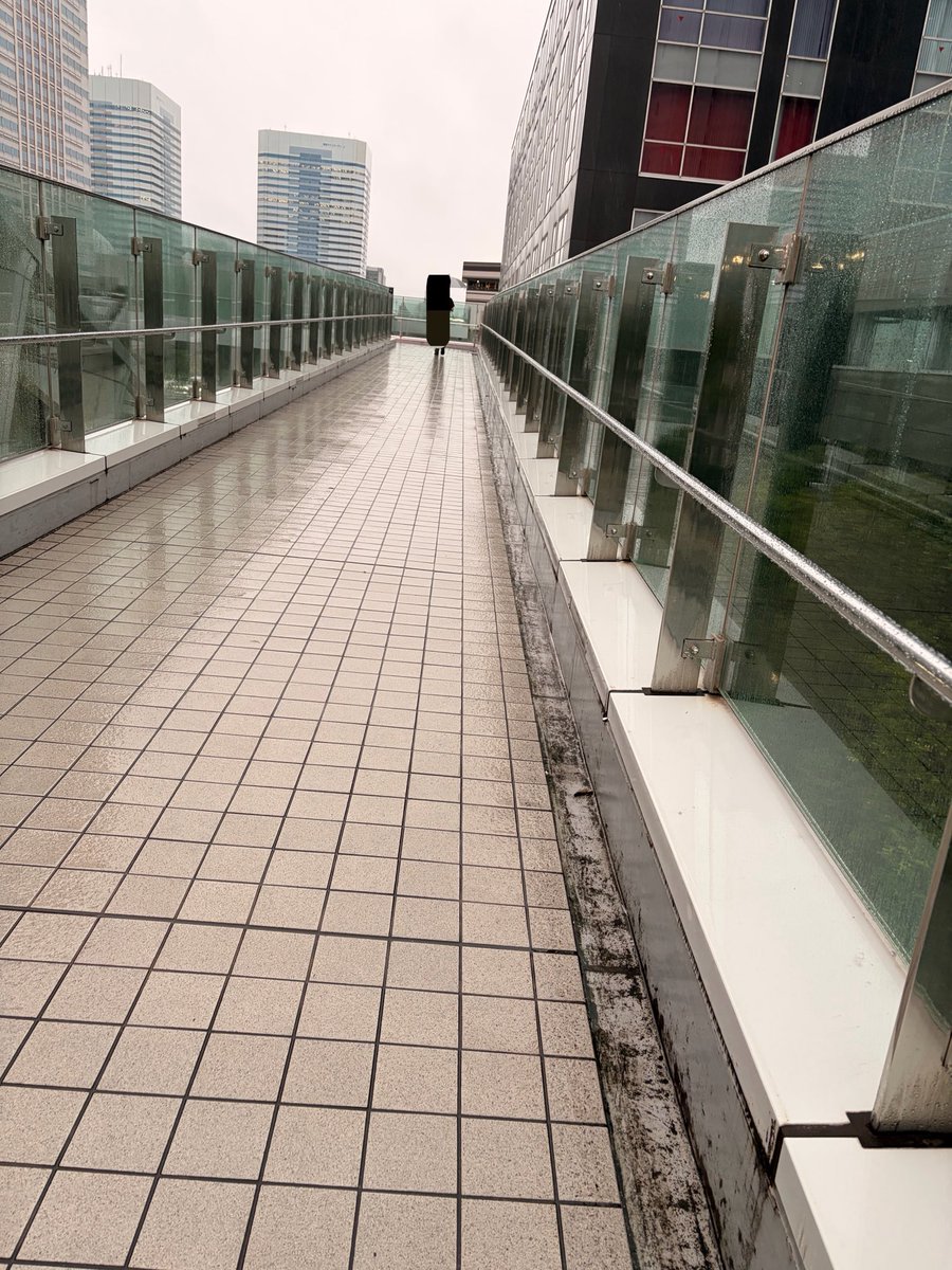sako24_Lemon's tweet photo. 皆様のポストにより知り、今日たまたま海浜幕張行く予定あったので（東京ゲームショーではない😅）メルシーのMVの場面の写真撮ってみた！！
とにかく人が多くて写真撮ってる私は不審者みたいな感じで、こんな感じの場所かなと深くは検証できずでしたが撮ってきた🤣
須田さんがこの辺に来たんだ〜🥹 https://t.co/1GbhfpmemQ