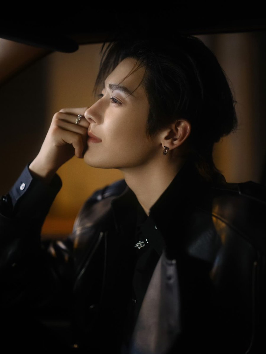 midseonmar's tweet photo. can yall see the potential????? hou minghao as young ceo pls https://t.co/YviWIFXrRA