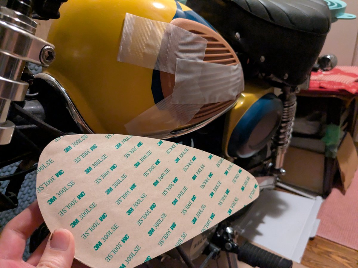 SnailOnWheel's tweet photo. 3Mテープ、今度こそ信じてるからな（ニーグリップパッド剥がれたので貼り直し https://t.co/hsvIIJgNGP
