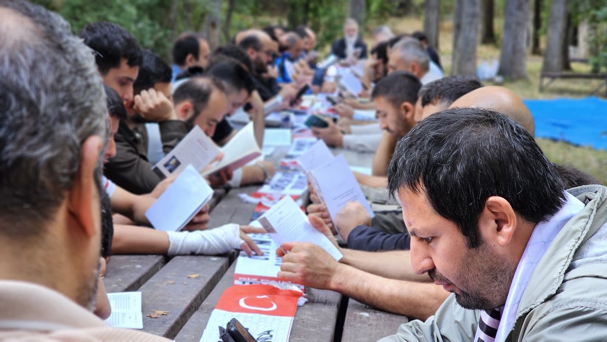 FurkanHareket06's tweet photo. Haksız esaret ilme ve kardeşliğe engel değil!

​Ankara'lı kardeşlerimizle bir araya gelerek Alparslan Kuytul Hocaefendi, Semra Kuytul Hocahanım ve tutuklu kardeşlerimizle aynı saatte kitap okuma etkinliği yaptık. 📖

#HocamlaOkuyorum https://t.co/vLSYvbCWGL