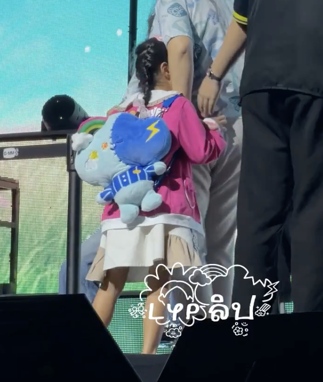 urreejk97's tweet photo. กระเป๋าหลานสะพายได้ทุกช่วงอายุจริง น้องหนูคนนี้กับสกายพิสูจเเล้ว เเต่สกายสะพายทีลูกเกือบไส้เเตกอะ 555555

#SkyNaniStotheNFanconD2 https://t.co/0q5c5QoPG1