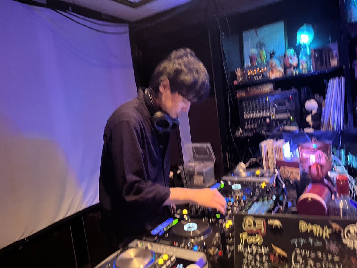 yuki_k_dayo's tweet photo. 昨夜は8th RestのDJバータイム"789"でDJしました。
自分の大好きな７０〜９０年代音楽を
思う存分流せてとても楽しかったし、
共有できたりして嬉しかったです。
バータイムの雰囲気も良かったです。
誠にありがとうございました！ https://t.co/A3y5jR5qpX