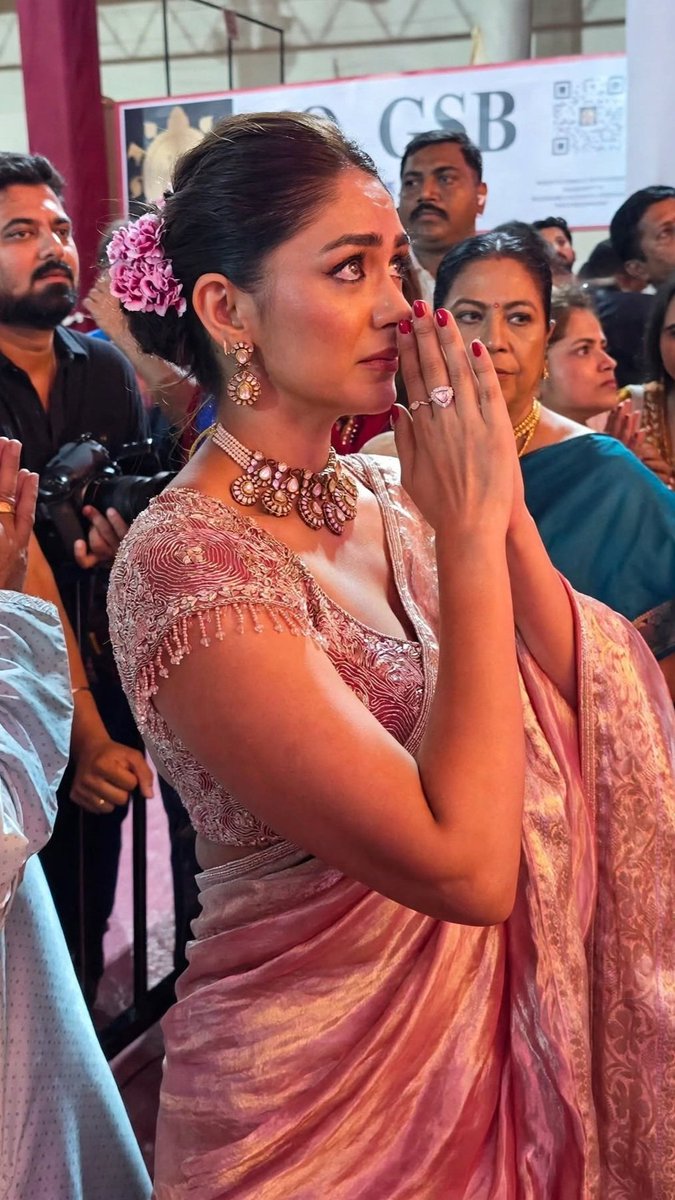mehershawarma's tweet photo. Sanskaari bhi, modern bhi 
personified by Mrunal Thakur https://t.co/NKJUhCNkR0