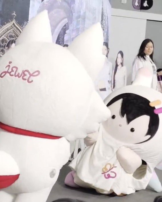 janurfavor's tweet photo. ความสุขขนาดไม่เล็กของเรามาก เอนี่เจเวล di wa https://t.co/LqXZi4s3Wg