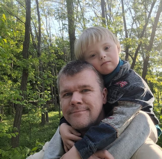 Rainmaker1973's tweet photo. The mother wanted to put her son with Down syndrome up for adoption, so the father divorced her to raise him on his own.

Evgeny Anisimov chose to raise his son Misha as a single parent after his wife wanted to place the baby in institutional care following his birth in 2018. https://t.co/6RKahBysPB