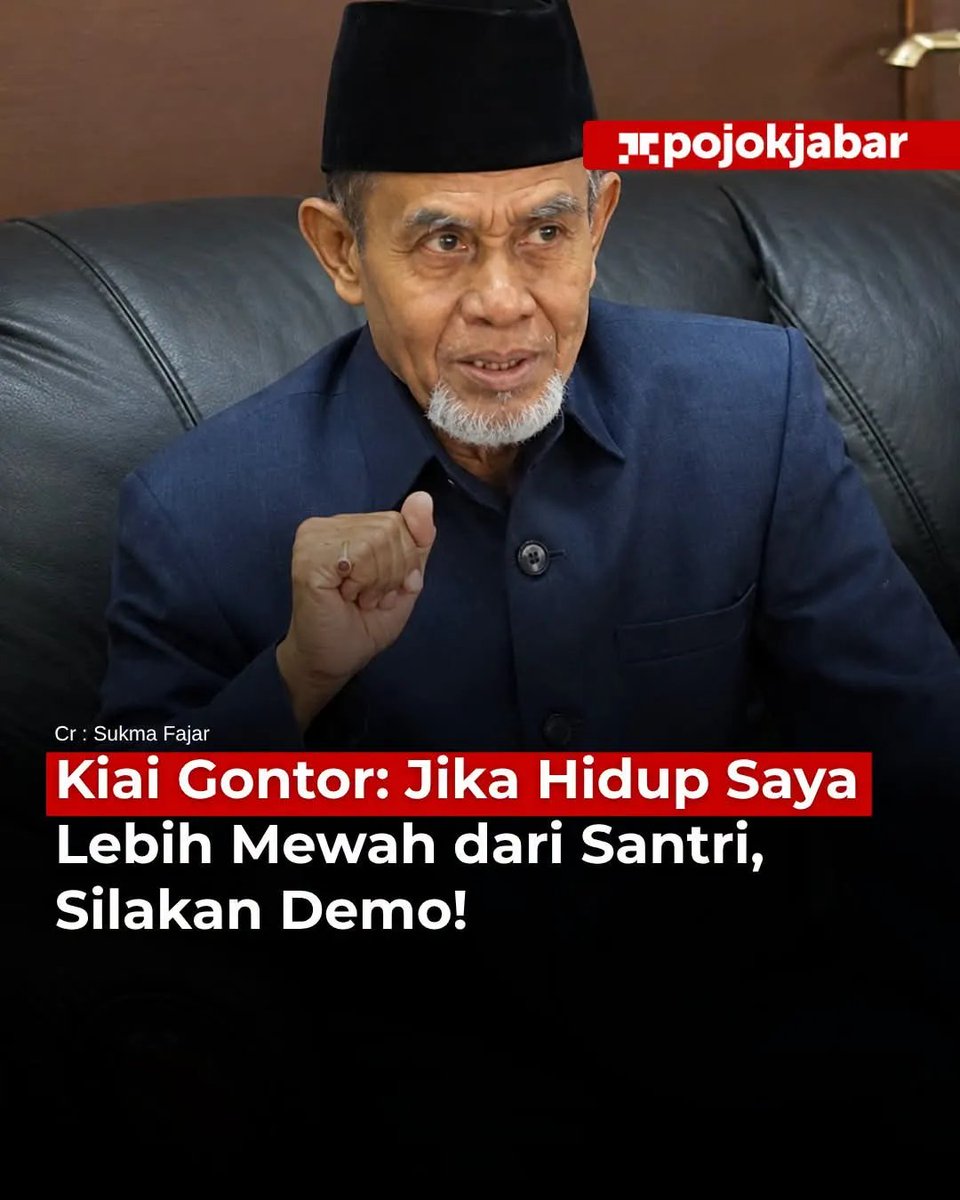atokdalangs4's tweet photo. Bukan maksud gue mau muji, gue juga gak pernah belajar di Gontor. Tapi gue kenal dekat sama beberapa alumni Gontor dan karakternya langsung kebaca:

Rendah hati. Gak pernah pakai ilmu buat ninggiin diri, penampilannya sederhana, jauh dari gaya “si paling” atau umbar nasab “si cucu”.
Hidup sederhana dan peka sama sesama.

Dan setelah gue dalami, ternyata itu bukan kebetulan. Itu hasil DOKTRIN.

Sejarahnya juga bukan cuma dimulai dari 1926. Akar Gontor itu dari 1742, dari Pondok Tegalsari. Sempat mati pada 1918.

Lalu pada 9 Oktober 1926, dihidupkan lagi oleh tiga kakak beradik yang usianya masih 25, 18, dan 16 tahun: KH. Ahmad Sahal, KH. Zainuddin Fanani, dan KH. Imam Zarkasyi. Mereka dikenal sebagai Trimurti.

Di usia segitu, mereka gak mau bikin pesantren yang cuma bisa ngaji, tapi juga gak mau bikin sekolah Belanda yang cuma mencetak pegawai. Mereka mau bikin laboratorium pemimpin.

Puncaknya 12 Oktober 1958. Dan ini yang menurut gue gak ada di sekolah lain.

Saat pondok udah besar dan kaya, mereka MEWAKAFKAN seluruh pondok kepada umat Islam. Dikelola lewat Yayasan Wakaf. Sejak saat itu, Gontor bukan milik keluarga. Milik umat.

Dari sinilah lahir kalimat Kyai di foto ini:

“Jika hidup saya lebih mewah dari santri, silakan demo!”

Itu bukan sekadar pencitraan. Itu sumpah Trimurti yang pertama: makanan, minuman, dan tempat tidur Kyai gak boleh lebih baik dari santrinya.

Lalu apa arti MODERN?

Modern bukan soal gedung ber-AC. Modern itu sistem.

Gontor mengganti sistem ngaji tradisional dengan sistem klasikal, asrama 24 jam, KMI 6 tahun, bahasa Arab dan Inggris wajib, serta organisasi santri.

Artinya, Gontor gak cuma ngajarin pelajaran. Mereka mengatur EKOSISTEM.

Di kelas belajar fikih, di asrama belajar antre mandi, di dapur belajar jujur, di lapangan belajar pidato.

Mesin doktrinnya: Panca Jiwa.

Jauh sebelum Indonesia punya Pancasila, Gontor udah punya Panca Jiwa:

Keikhlasan: kerja tanpa pamrih.

Ini yang mematikan mental “si paling”. Otak gak dilatih buat cari pujian, tapi cari ridho.

Kesederhanaan: sengaja dibuat sederhana. Makan sederhana, tidur berdesakan. Dalam sains religi, ini disebut neural pruning. Ego dan sifat manja dipangkas lewat lingkungan setiap hari. Dalam Islam, ini namanya bi’ah shalihah.

Berdikari: Gontor gak pernah minta bantuan pemerintah. Santri disuruh buka koperasi, cuci baju, bertani sendiri. Mentalnya dilatih jadi pemberi, bukan peminta.

Ukhuwah Islamiyah: hidup seribu orang dalam satu kompleks. Kalau egois, ya mati. Dipaksa belajar rukun.

Kebebasan: bebas berpikir, tapi kebebasan yang bertanggung jawab.

Jadi kenapa teman gue bisa rendah hati?

Karena selama 6 tahun, otaknya direndam dalam lima nilai itu.

Karakter itu bukan diwariskan lewat darah, tapi dibentuk lewat sistem yang sama setiap hari.

Doktrin Gontor bukan doktrin kekuasaan atau nasab. Doktrinnya satu:

“Jangan pernah merasa lebih tinggi dari santri yang kamu pimpin.”