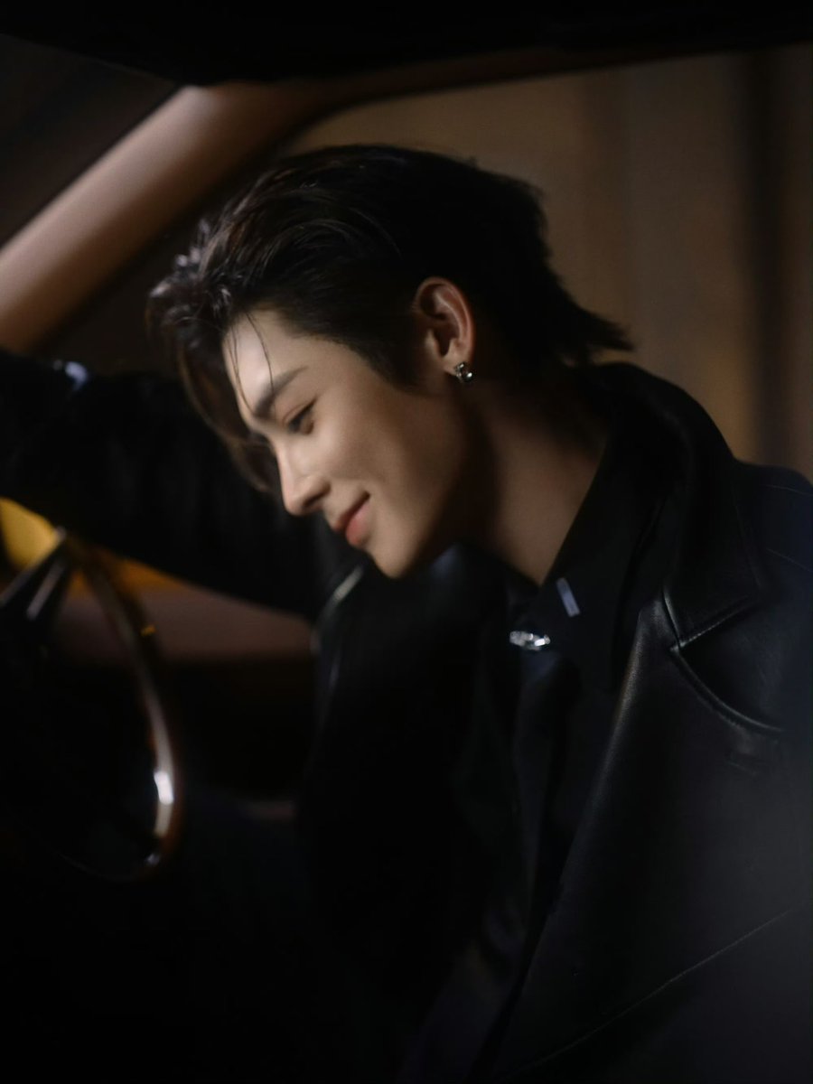 meen3meen's tweet photo. สตูอัพเว่ย 
RECORD｜侯明昊

“ราตรี”
สายลมยามค่ำพัดพาแสงจันทร์ผ่านไป
ท่ามกลางแสงและเงาที่ไหวเปลี่ยน
มุ่งหน้าไปพบกับงานเลี้ยงแห่งเสียงเพลงใต้แสงจันทร์

#HouMinghao #โหวหมิงฮ่าว #侯明昊 https://t.co/MkstjGb9xm