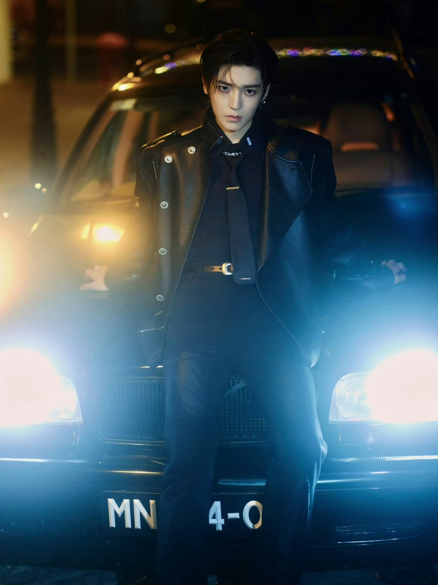meen3meen's tweet photo. สตูอัพเว่ย 
RECORD｜侯明昊

“ราตรี”
สายลมยามค่ำพัดพาแสงจันทร์ผ่านไป
ท่ามกลางแสงและเงาที่ไหวเปลี่ยน
มุ่งหน้าไปพบกับงานเลี้ยงแห่งเสียงเพลงใต้แสงจันทร์

#HouMinghao #โหวหมิงฮ่าว #侯明昊 https://t.co/MkstjGb9xm