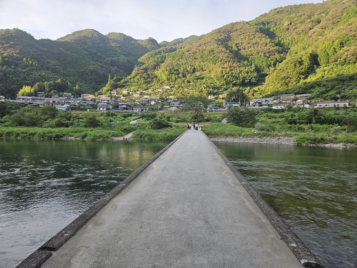 RexxRexx322's tweet photo. 現在四国に来ているのですが、一度行ってみたかった「浅尾沈下橋」に来ました＼(^o^)／
何とは言わんが見たことある景色だったし、ホンマにそのままやなぁって思った( ͡° ͜ʖ ͡°) https://t.co/7nGTYymrsy