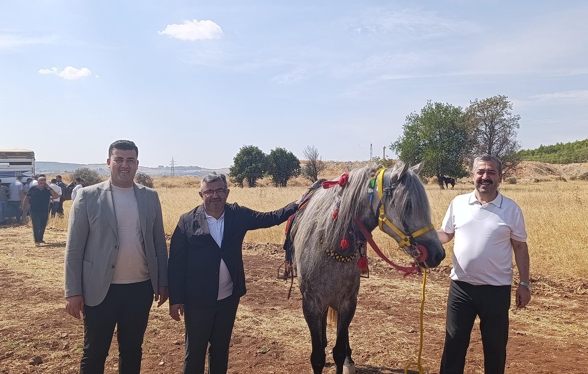 bese_yakup's tweet photo. Gaziantep Büyükşehir Belediye Başkan Yardımcımız Sn. Abdülkadir Sökücü, Şehitkamil İlçe Başkanımız Sn. İsmail Güler ve Yürütme ve Yönetim Kurulu Üyelerimiz ile birlikte;

Aktoprak’ta düzenlenen 6. Geleneksel Rahvan At Yarışları’na katılım sağladık.

Geleneksel sporlarımızın yaşatılmasına ve gelecek nesillere aktarılmasına vesile olan bu güzel organizasyonda emeği geçen herkese teşekkür ediyoruz. 🐎

@avyusufibis
@abdulhamitgul
@fatihseyrekk
@fmfedaioglu 
@FatmaSahin 
@avmustafadurmus 
@ismailguler027
@umutymz 
@avyaseminkaraca 
@AKGenclikGM
@AKPartiG_Antep