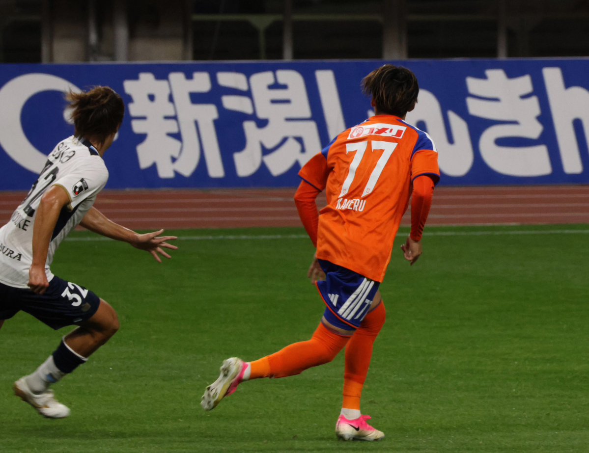 Alb___12s's tweet photo. vsジュビロ磐田
翔くん
後ろ姿を撮るのも好き📸 闘う選手の背中ってかっこいいなって🥹ྀི
 #albirex https://t.co/ZiI2Sb8QE1