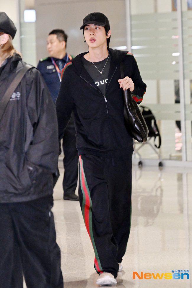 jinnieslamp's tweet photo. 260920 Kim Seokjin at the ICN Airport Arrival 🇰🇷

3 https://t.co/10m33Qg2gP
4 https://t.co/YRCud57d03

#방탄소년단진 #진 #JIN #BTSJIN @BTS_twt https://t.co/kjVFWZcdFd