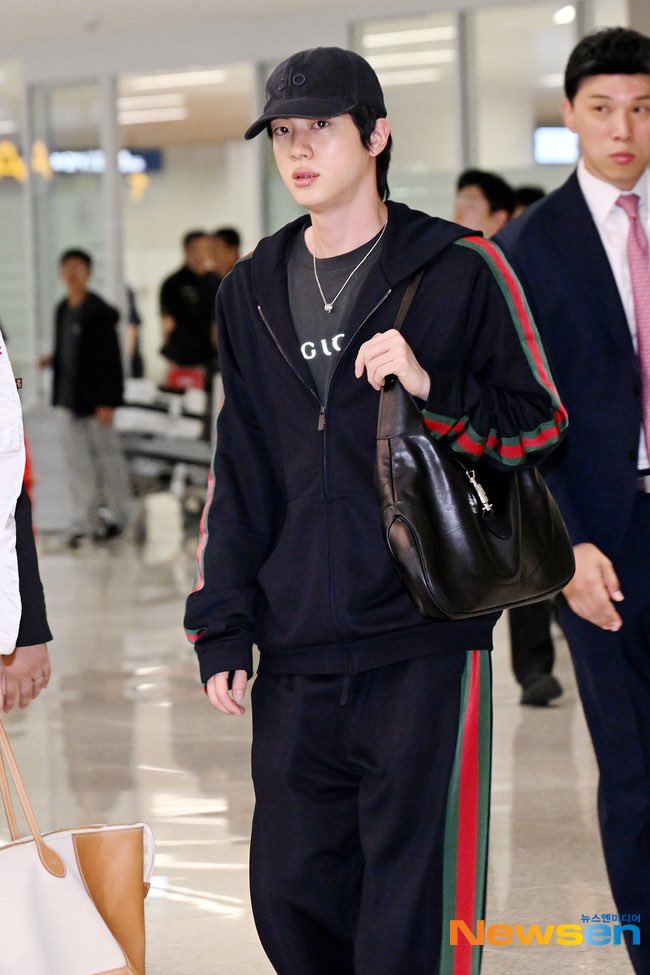 jinnieslamp's tweet photo. 260920 Kim Seokjin at the ICN Airport Arrival 🇰🇷

3 https://t.co/10m33Qg2gP
4 https://t.co/YRCud57d03

#방탄소년단진 #진 #JIN #BTSJIN @BTS_twt https://t.co/kjVFWZcdFd
