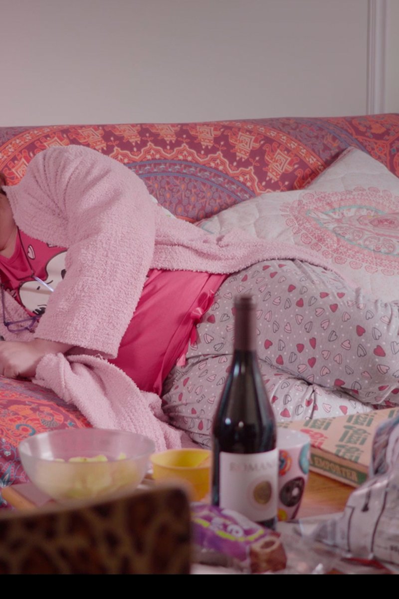 NetflixES's tweet photo. Hoy todo el día en horizontal, que llevamos un trote 😴 https://t.co/npfgWpmbvc