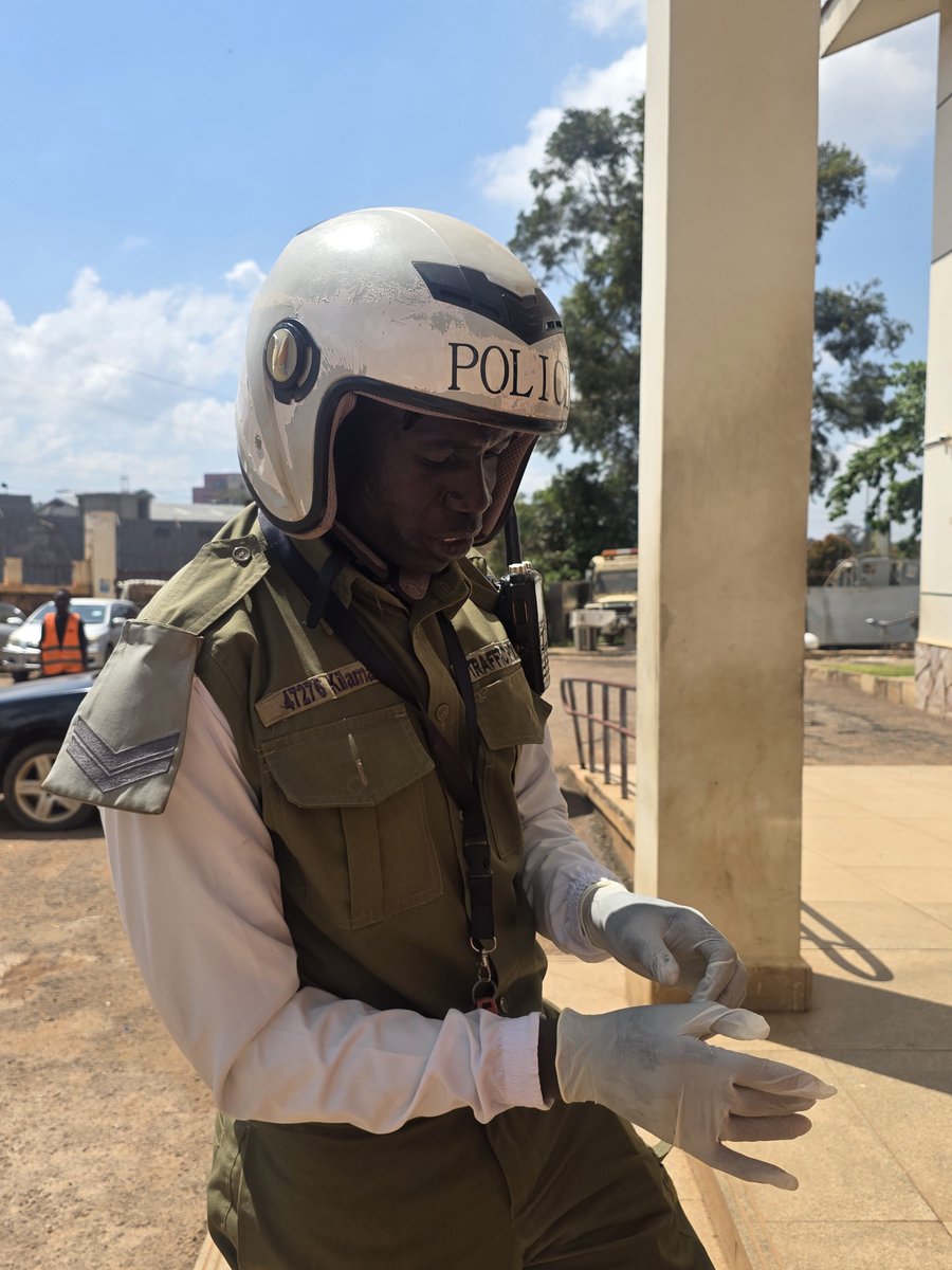 PAMOJA_ED's tweet photo. WHEN HUMANITY DIES ON OUR STREETS 😭🇺🇬

Earlier today, as I was driving towards MUBS Nakawa along the Nakawa car bonds, I was stopped by Traffic Officer Afande Kilema, attached to Jinja Police.

He kindly told me, “I have not stopped you for any traffic issue. Please look aside.”

When I looked, I saw a Ugandan who had been badly knocked by a boda boda, lying on the roadside in a terrible condition.

What shocked me most was that nearly 50 boda boda riders and other road users were surrounding the casualty, yet nobody was taking the responsibility to help him.

Afande Kilema and I moved in. With his efforts, we managed to put the casualty in my car and rushed him to China–Uganda Friendship Hospital, where the medical team received him and was willing to attend to him.

But what has remained with me is what Afande Kilema told me: he had already stopped about five other vehicles, asking them to help take this dying Ugandan to hospital, but they refused.

Afande Kilema was actually on his way to continue his duty. He could have simply walked away. Instead, he chose humanity.

Afande, I salute you. 🇺🇬👏🏾

Your humility, compassion and willingness to save a stranger's life while on duty deeply challenged me. Uganda Police Force  @PoliceUg should know that officers like Afande Kilema are worthy of recognition and appreciation. This is the kind of policing that restores confidence in the institution and reminds us that behind every uniform is a human being capable of extraordinary compassion.

But my biggest question today is:

WHERE ARE WE HEADING, DEAR UGANDANS? 😭

When did we become comfortable standing around a dying person and simply watching?

When did we lose the courage to stop, help and save a fellow human being?

HUMILITY. HUMANITY. COMPASSION.

These should never die on our streets.

To every road user: tomorrow, it could be you~or someone you love. STOP. HELP. SAVE A LIFE. 🇺🇬❤️ @CarolPrim3 @MaamaKampala21 @Kkids_Foundatn @mkituuma @mkainerugaba