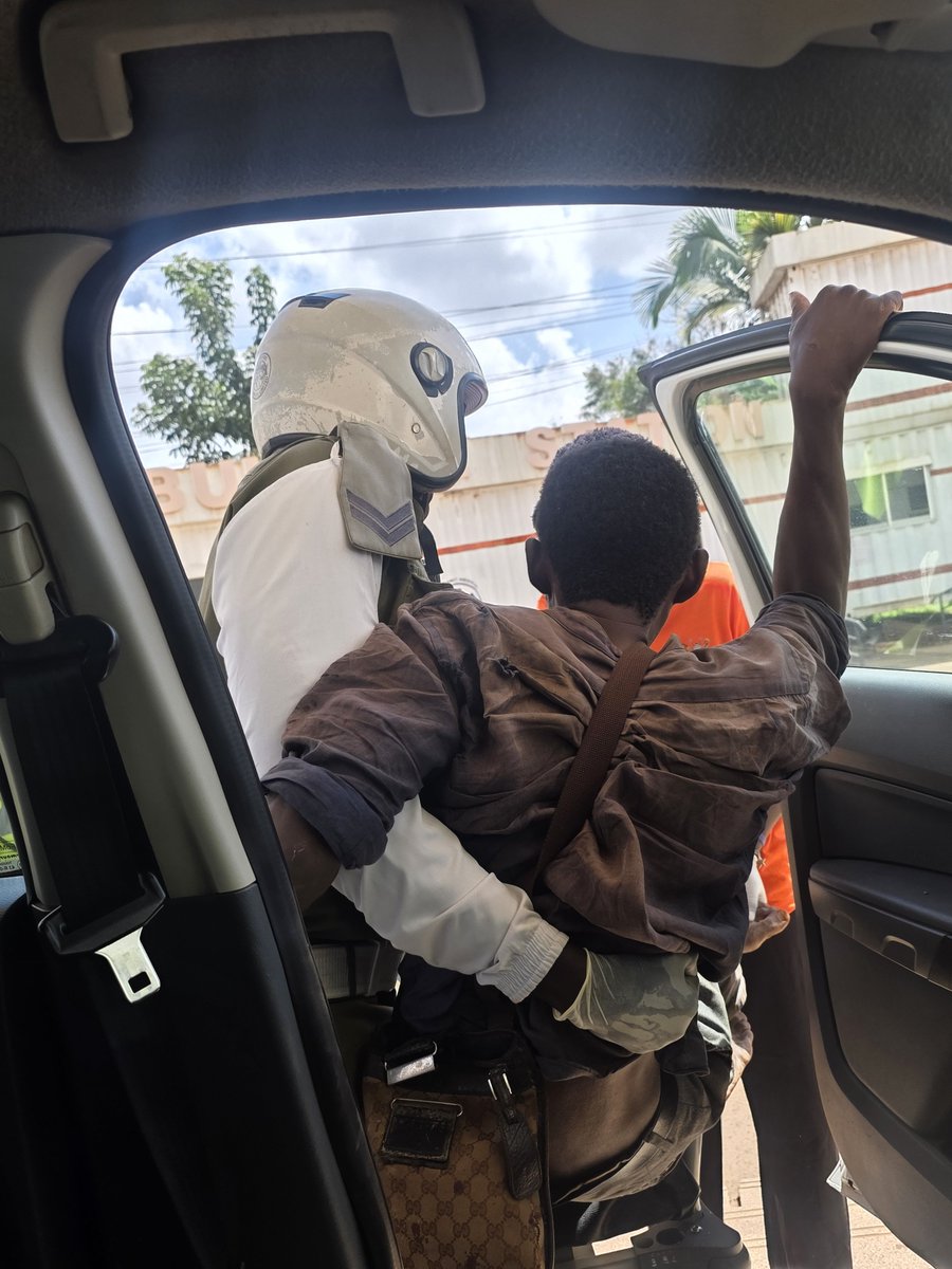 PAMOJA_ED's tweet photo. WHEN HUMANITY DIES ON OUR STREETS 😭🇺🇬

Earlier today, as I was driving towards MUBS Nakawa along the Nakawa car bonds, I was stopped by Traffic Officer Afande Kilema, attached to Jinja Police.

He kindly told me, “I have not stopped you for any traffic issue. Please look aside.”

When I looked, I saw a Ugandan who had been badly knocked by a boda boda, lying on the roadside in a terrible condition.

What shocked me most was that nearly 50 boda boda riders and other road users were surrounding the casualty, yet nobody was taking the responsibility to help him.

Afande Kilema and I moved in. With his efforts, we managed to put the casualty in my car and rushed him to China–Uganda Friendship Hospital, where the medical team received him and was willing to attend to him.

But what has remained with me is what Afande Kilema told me: he had already stopped about five other vehicles, asking them to help take this dying Ugandan to hospital, but they refused.

Afande Kilema was actually on his way to continue his duty. He could have simply walked away. Instead, he chose humanity.

Afande, I salute you. 🇺🇬👏🏾

Your humility, compassion and willingness to save a stranger's life while on duty deeply challenged me. Uganda Police Force  @PoliceUg should know that officers like Afande Kilema are worthy of recognition and appreciation. This is the kind of policing that restores confidence in the institution and reminds us that behind every uniform is a human being capable of extraordinary compassion.

But my biggest question today is:

WHERE ARE WE HEADING, DEAR UGANDANS? 😭

When did we become comfortable standing around a dying person and simply watching?

When did we lose the courage to stop, help and save a fellow human being?

HUMILITY. HUMANITY. COMPASSION.

These should never die on our streets.

To every road user: tomorrow, it could be you~or someone you love. STOP. HELP. SAVE A LIFE. 🇺🇬❤️ @CarolPrim3 @MaamaKampala21 @Kkids_Foundatn @mkituuma @mkainerugaba