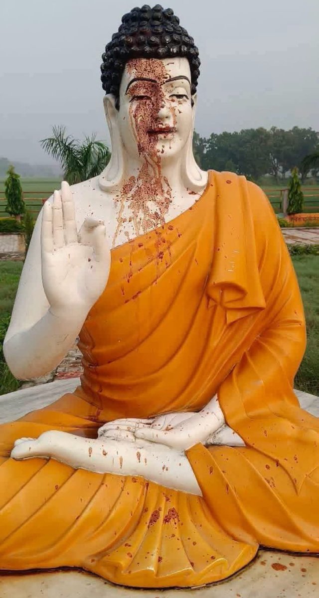sackripal's tweet photo. जनपद संत कबीर नगर के बेलहर ब्लॉक के बभनी गांव में तथागत बुद्ध की प्रतिमा के साथ इस तरह का व्यवहार अत्यंत निंदनीय है।

मा. @santkabirnagpol @DM_Sknagar @Uppolice जी उपद्रवियों पर अविल��ब विधिक कार्यवाही सुनिश्चित करें।🙏

@SwamiPMaurya @yadavakhilesh @NeerajMauryaMP @BabuSinghKush5 https://t.co/qiVEVNTump