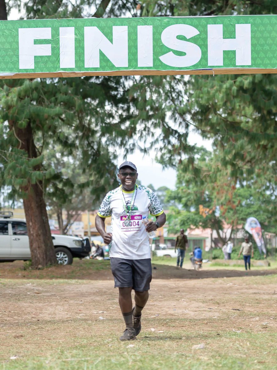 v_rungamarathon's tweet photo. He run 42.2km,clocking in last,almost an hour after the last person at 2:30pm,and with a personal time of over 7hours, but to the team of “sweepers” and marshals at finish point, he was the winner of our hearts! The grit and determination not to give up,the spirit to carry on❤️ https://t.co/wXtMrX8MEt