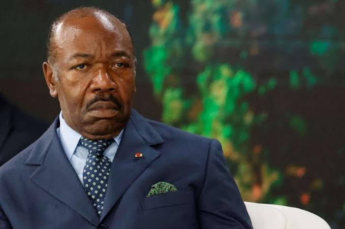 LNTribune's tweet photo. « Biens mal acquis » : #AliBongo rompt le silence pour défendre la mémoire de son père
Ali Bongo Ondimba a mis fin samedi 19 septembre 2026 à plusieurs mois de silence public pour contester les termes employés par la République gabonaise dans le dossier français des « biens mal acquis ». Dans une déclaration vidéo, l’ancien président gabonais s’en prend directement aux autorités actuelles de Libreville. Selon l’ancien chef de l’État, le débat judiciaire lui-même n’est pas en cause : ce sont les observations soumises par Libreville qui, à ses yeux, portent atteinte à la mémoire de son père, Omar Bongo Ondimba, décédé en 2009. « Un fils peut accepter que l’on juge l’action politique de son père sans accepter que l’on bafoue sa mémoire », a-t-il déclaré. La prise de parole d’Ali Bongo a suscité une réaction rapide de Serge Abessolo, qui lui a adressé une réplique sévère dès le lendemain. Dans une déclaration intitulée « La mémoire d’un père s’honore par les actes », il oppose à l’ancien président son propre bilan des quatorze années passées au pouvoir. « Honorer la mémoire d’un père se traduit dans les actes posés pour la défendre », a-t-il rétorqué, avant d’interroger directement Ali Bongo sur la place occupée par plusieurs enfants d’Omar Bongo sous son règne.