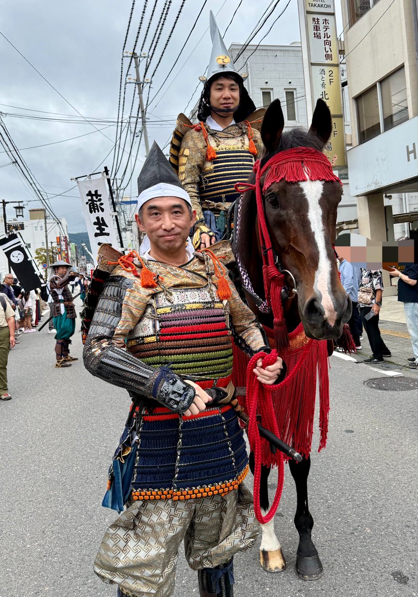 barnard0330's tweet photo. 今年の氏郷公役、滋賀県日野町長さんと
氏郷公担当の馬がむっちゃおとなしい子で、引き手のお兄さんのご好意で一緒に写真撮らせてもらいました♪
話を聞いたらこの子も含めて、藩公行列に参加してた馬は皆んな相馬の子でした
流石、相馬野馬追を経験してる歴戦の馬達だ！🐎
#会津まつり
#会津藩公行列 https://t.co/PsTMcdoVLy
