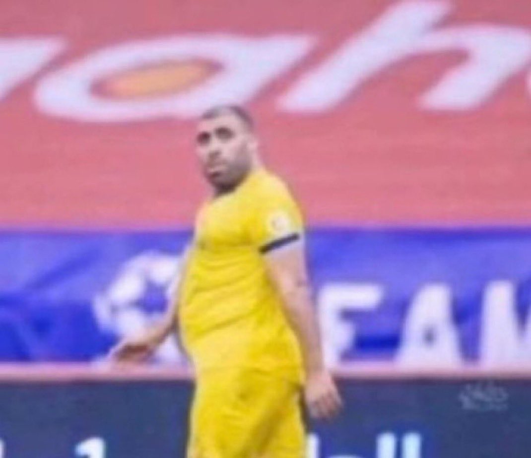 6aziz7's tweet photo. الجوير استبعد عشان طلب له وجبة 

نظرة حمدالله 2020 للمدرب وهو رايح يستلم الوجبة بنص التمرين يعني تسكت ولا اجي اكلك https://t.co/lGkXo4ABSz