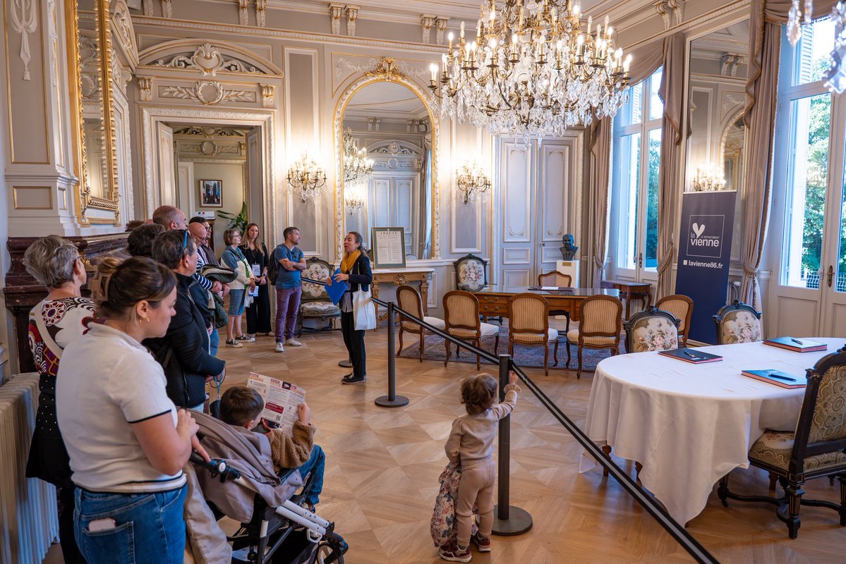 departement86's tweet photo. #JEP2026 | C’est parti pour les Journées Européennes du Patrimoine ✨

Une belle occasion de découvrir l’ancien bureau de René Monory ou encore la salle des délibérations au Département 😍

🙌 Plus de 250 personnes découvrent  ce lieux chargé d’histoire et échangé avec les élus présents sur leur rôle et missions de la collectivité
