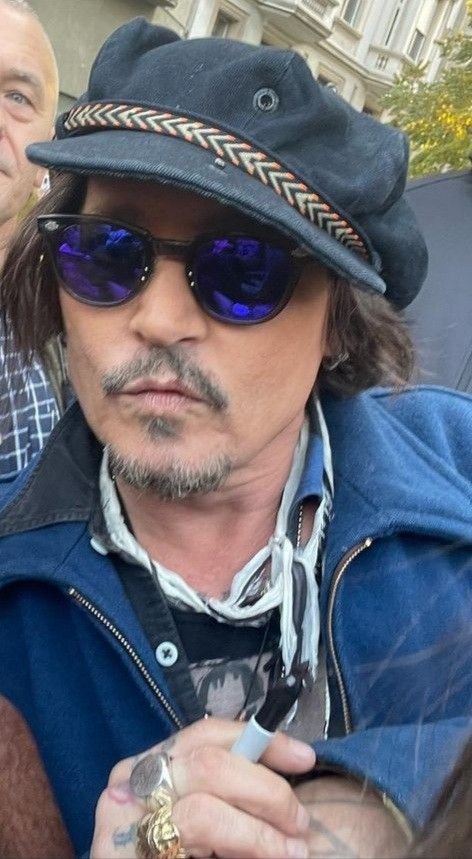 JohnnyDeppxzzg's tweet photo. What’s more romantic? 🌹
A: Flowers
B: A handwritten letter 💌
C: A surprise visit
D: Being remembered without asking ❤️
Click on my link and message for reply.. Click up 🖇️👇 

https://t.co/qv5WE8aA7h

🎵🫶
Johnny Depp 💕

#johnnydepp #johnnydeppfans  #captainjacksparrow https://t.co/YkLNx0LevJ