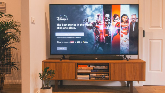 livedoornews's tweet photo. 【判明】Disney+がプレミアムを含む全プランで広告表示へ
https://t.co/MFl6ywCpkd

Disney+が全プランの加入者に「映画や番組の前後に広告が含まれる可能性がある」ことへの同意を求めるようになった。同意しないとサービスが利用できないため、「広告なし」で見られるプランが消滅することになる。 https://t.co/qLK8tb2Vdm