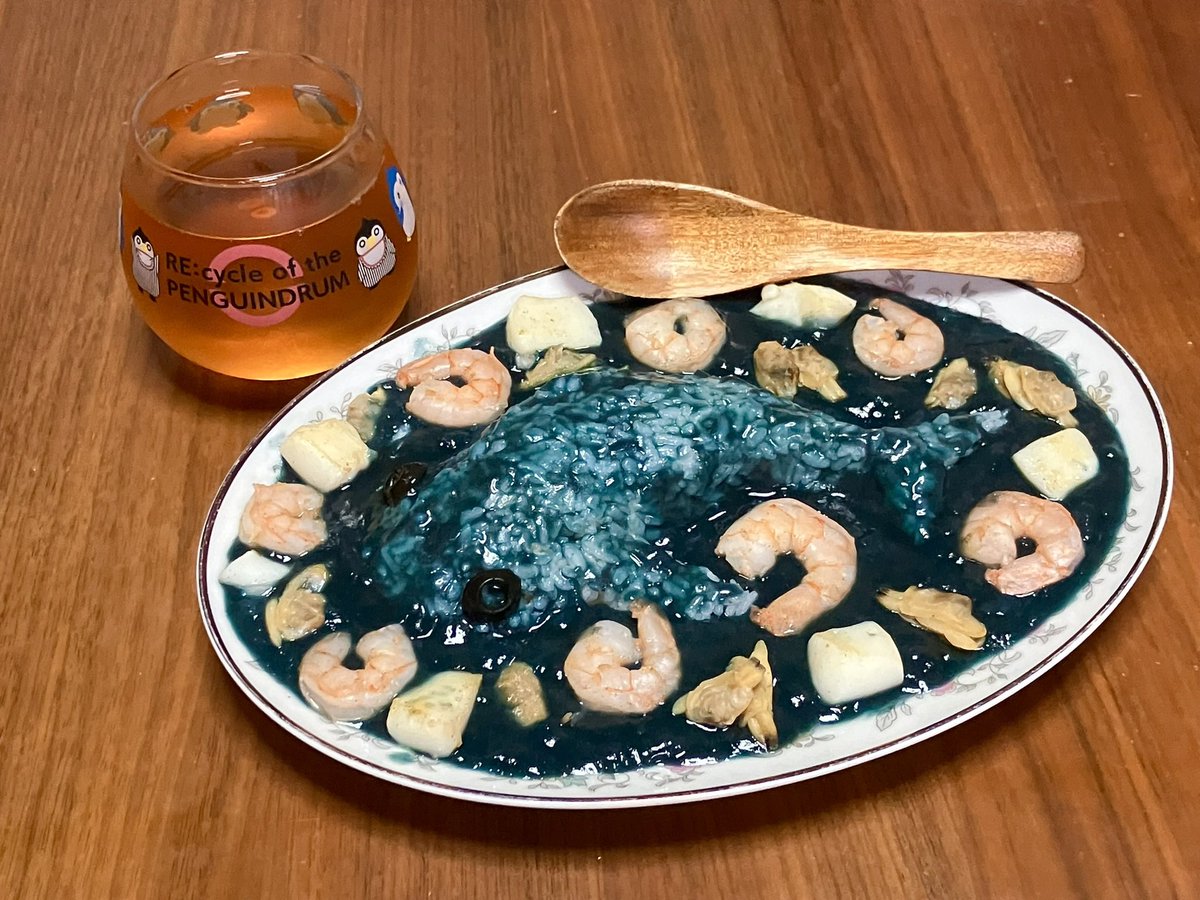 silver_strix's tweet photo. 【毎月20日はカレーの日】
今月は美ら海カレーと水出しアイスティーをゆらゆらグラスでいただきます🍛🐳🍤🦪🦑💧🫖🐧

#毎月20日はカレーの日
#輪るピングドラム
#penguindrum
#美ら海 https://t.co/yNLrs4DJFh