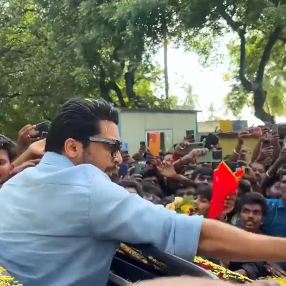 UF_Offl's tweet photo. dei ennada panninga???🤣🤣🤣🤣 https://t.co/G9WkCkmi14