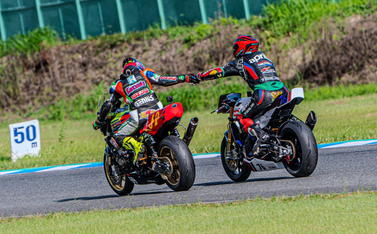 Ruka_and_Dan's tweet photo. 鉄馬完全制覇!!
TATARA-001は現時点で日本一速い鉄フレームバイクになりました!
鉄馬はレースの原点を思い出させてくれる、とても素晴らしい大会でした!
歓迎してくれた皆様、チーム、スポンサー様、ありがとうございました!
次は全日本!気合い入れていきます!
#kabuto #f17
#rsタイチ #xpd
#kadoya #アースケア
#skmotorcyclephotoworks