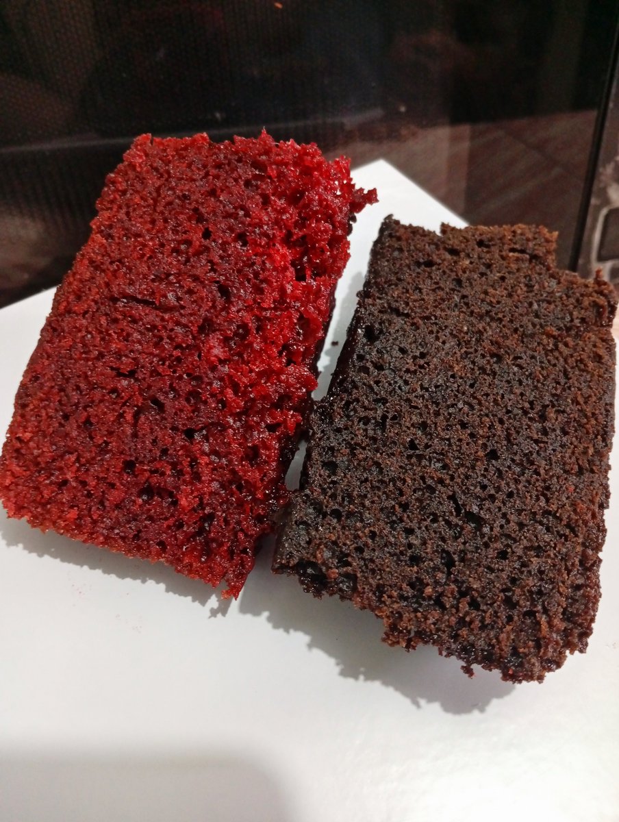 Iwa_lewa1's tweet photo. I baked for my toddler’s 5th birthday yesterday 😊

Both cakes used:
500g flour, 750g sugar, 4 eggs, 2 cups milk and oil

And yes, red velvet is still my favourite 😋 https://t.co/UEfeMgExt8