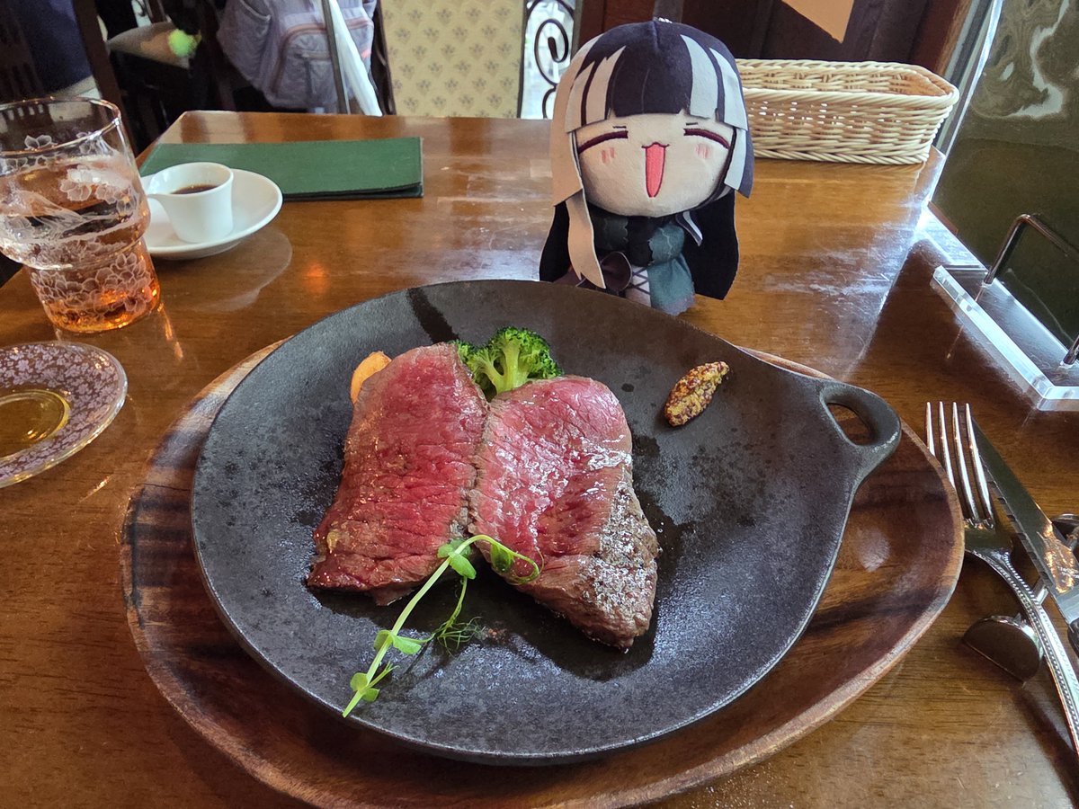 nurari0903's tweet photo. 合間にCaffe Terrazza Ukaiでお昼ご飯。ソフトシェルクラブのアメリケーヌソースパスタ、黒毛和牛もも肉のグリル、デザートにモンブラン。もも肉のグリルめちゃくちゃ美味しかったし、粒マスタードやソースの味変をしっかり堪能できるボリュームもあって大満足。
#行ったよらでんちゃん https://t.co/5PQ0OZ7eh0