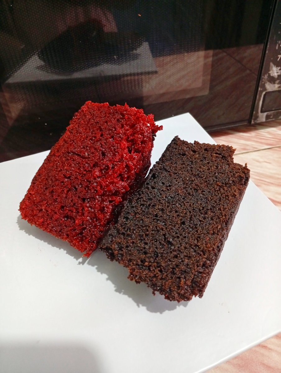 Iwa_lewa1's tweet photo. I baked for my toddler’s 5th birthday yesterday 😊

Both cakes used:
500g flour, 750g sugar, 4 eggs, 2 cups milk and oil

And yes, red velvet is still my favourite 😋 https://t.co/UEfeMgExt8