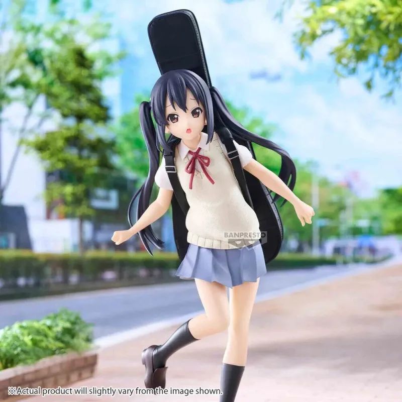 DeriveFigurine's tweet photo. Azusa Nakano passe en SQ Figure, uniforme estival de Sakuragaoka et étui de guitare dans le dos, prête à rejoindre Ho-kago Tea Time dans K-ON!! 🎸

La figurine Banpresto de 24 cm est disponible en précommande.

➡️ https://t.co/4faiqlZS61 https://t.co/tZs4kNsiW1