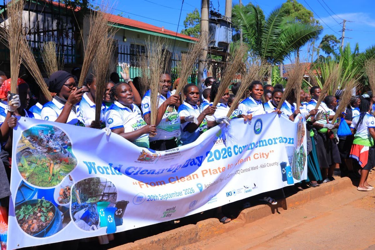 VoiceofOmondi's tweet photo. Gloves are on and teams are out collecting waste across the town. 

Kisii is trading words for action on this important day. Simba Arati leads by example in environmental stewardship.
 #CleanKisii. #KisiiSafi. https://t.co/28DWykL9qV