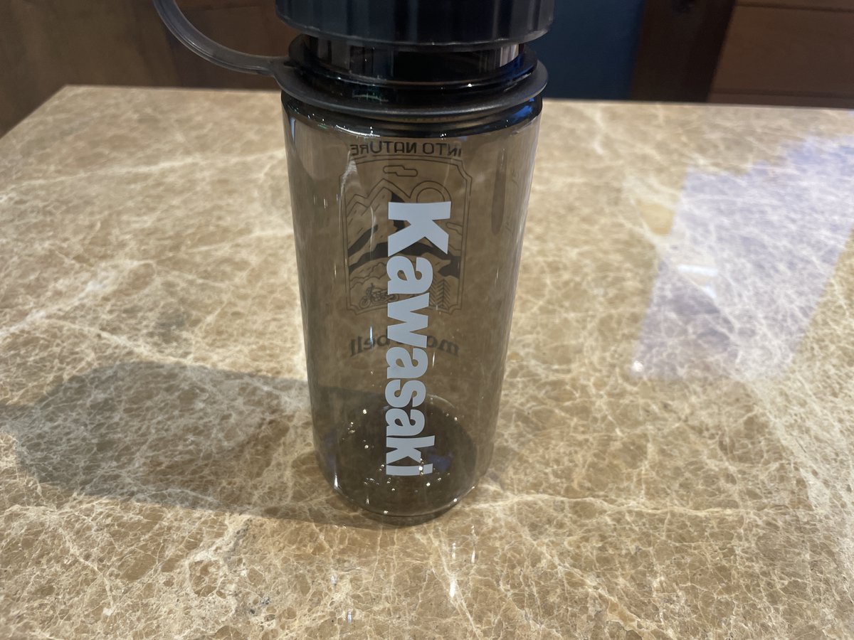 plazatotsuka's tweet photo. 【カワサキ/montbell　クリアボトル 0.5L】

アウトドアブランドのモンベルとのコラボ商品です。
氷を入れたりしやすい広口ながら、スリムな形状でバッグのポケットに入れやすいサイズです。

価格：3,300円(税込)
容量：500ml

カラー：クリア、グレー

#バイク #着るカワサキ #カワサキのある生活 https://t.co/6IczCCQV40