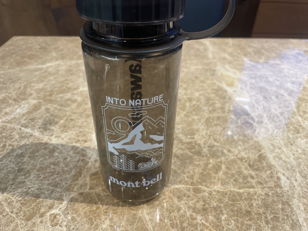 plazatotsuka's tweet photo. 【カワサキ/montbell　クリアボトル 0.5L】

アウトドアブランドのモンベルとのコラボ商品です。
氷を入れたりしやすい広口ながら、スリムな形状でバッグのポケットに入れやすいサイズです。

価格：3,300円(税込)
容量：500ml

カラー：クリア、グレー

#バイク #着るカワサキ #カワサキのある生活 https://t.co/6IczCCQV40