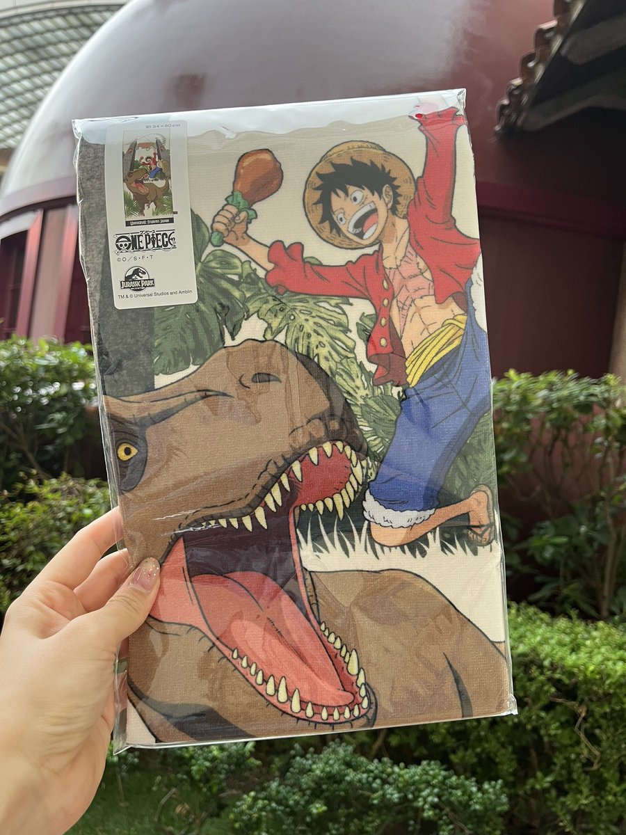 017_anier's tweet photo. 今日から4連プレショなのにプレサマのタオル忘れてしょんぼりなので25周年コラボ🦖買ったから今宵はこれぶん回す🥰
25周年のコナン×BTTFとワンピ×ジュラパ熱い🥹✨ 大好きな2作品を大好きな場所で観れる春と夏がこれからも続きますように😊 https://t.co/U8SlAbd9ia