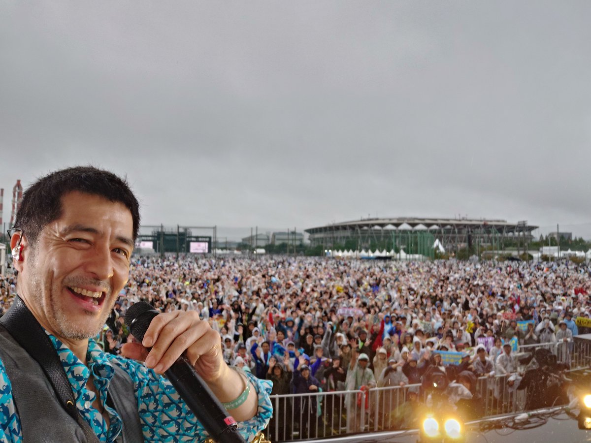 a_yanaka's tweet photo. スカパラROCK IN JAPAN FESTIVAL 2026終了。予め分かっていたとはいえ雨が結構降っている中、沢山のお客さんにお集まり頂き、終始感動しつつ演奏し歌いました。皆びしょ濡れで大変だったと思うけど、一緒にいい時間過ごせて、俺は幸せでした。斎藤宏介、ムロツヨシのお二方も最高！格好良かったよね。 https://t.co/FD2AFmN3Cu